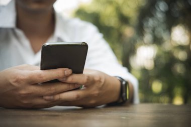 adam holding smartphone açık. sosyal ağ iletişimi, kablosuz