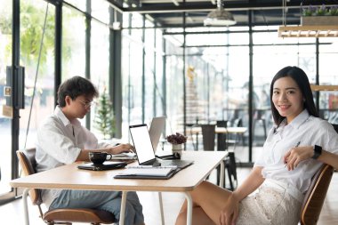 Öğrenci Café leasson online öğrenme için bilgisayar kullanarak. yıldız