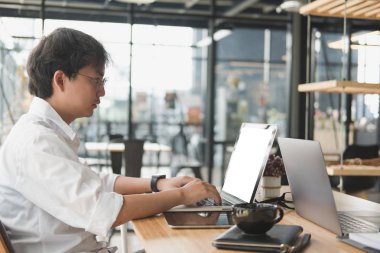 Öğrenci Café leasson online öğrenme için bilgisayar kullanarak. yıldız