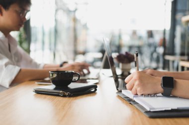 Öğrenci Café leasson online öğrenme için bilgisayar kullanarak. yıldız