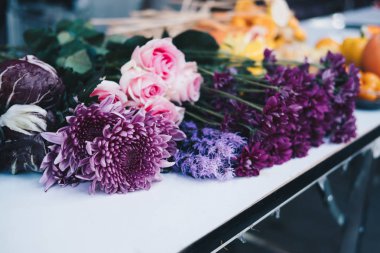 pembe çiçek buketi yapmak için tablo. Flora aranjman. Serverdaki