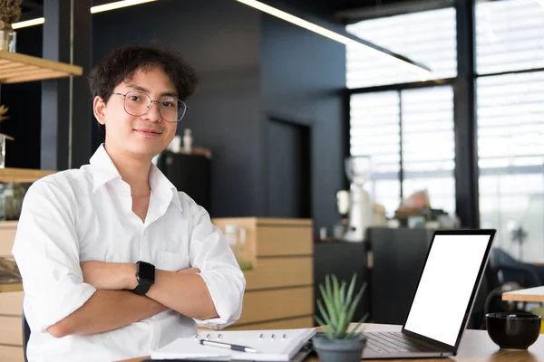 Student pro studium leasson online v kavárně s počítačem. začátek — Stock fotografie