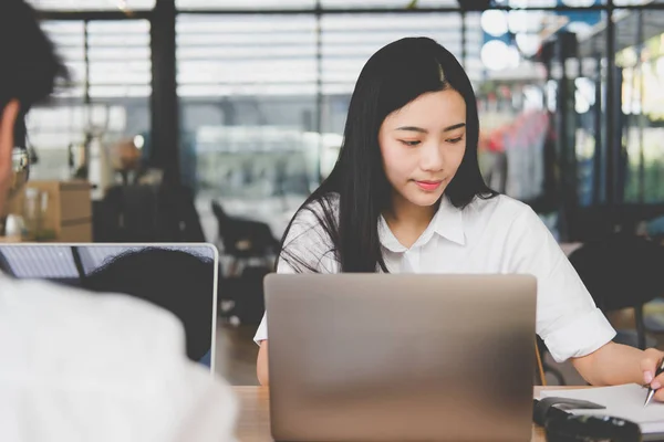 Estudiante que usa la computadora para aprender leasson en línea en la cafetería. estrella — Foto de Stock