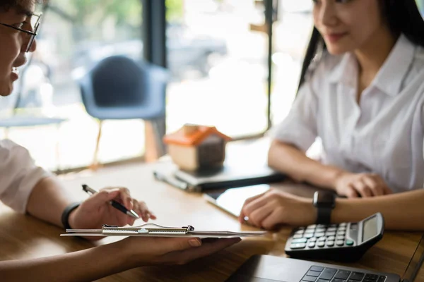 Hablar con el cliente. agente de bienes raíces tienen una reunión con — Foto de Stock