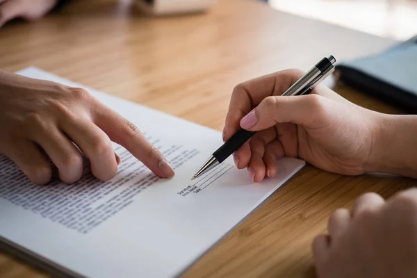 Emlakçı müşteri ile konuş. Emlakçı ile bir görüşme var