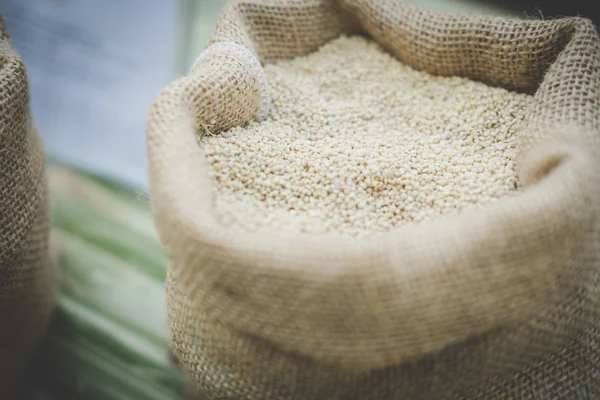 Bílá rýže v pytlovina pytel vak — Stock fotografie