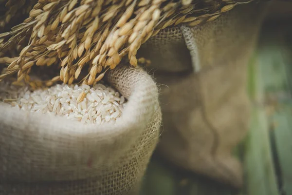 Bílá rýže v pytlovina pytel vak — Stock fotografie