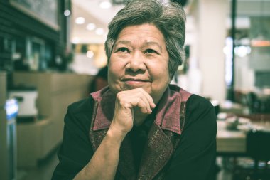 yaşlı senoir yemek için bekliyor. mutlu yaşlı kadın oturuyor, yeniden