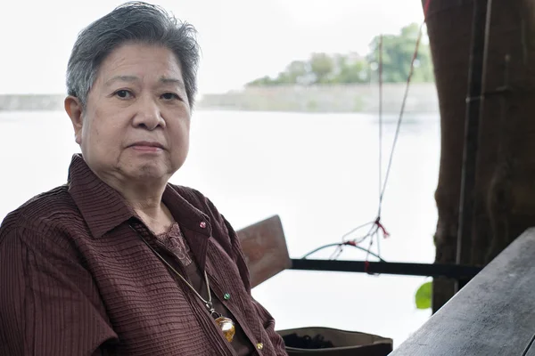 Una anciana descansando en el jardín. anciana mujer relajándose en parque . — Foto de Stock