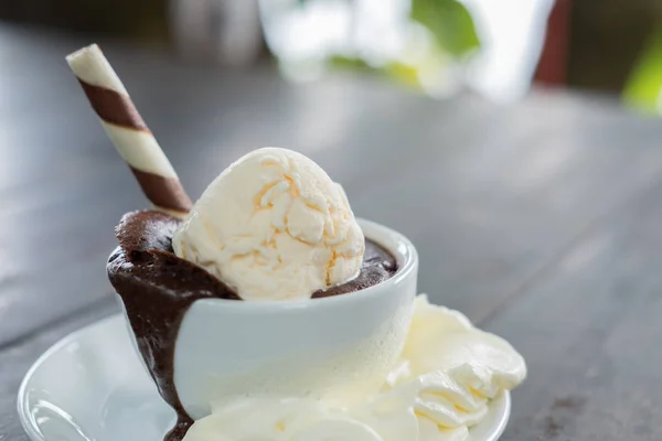 巧克力熔岩蛋糕和香草冰淇淋。甜点在白色杯子 — 图库照片