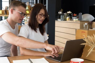 başlangıç küçük işletme sahibi olan bilgisayar işyerinde çalışma.