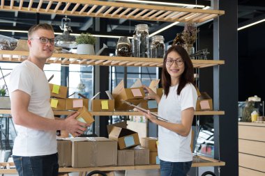 İşyerinde çalışma başlangıç küçük işletme sahibi. serbest çalışan adam