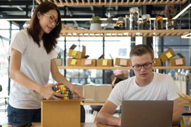 başlangıç küçük işletme sahibi olan bilgisayar işyerinde çalışma.