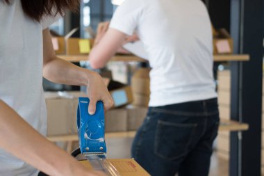 başlangıç küçük işletme sahibi olan bilgisayar işyerinde çalışma.