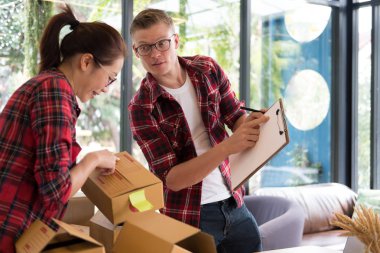 başlangıç küçük işletme sahibi olan bilgisayar işyerinde çalışma.