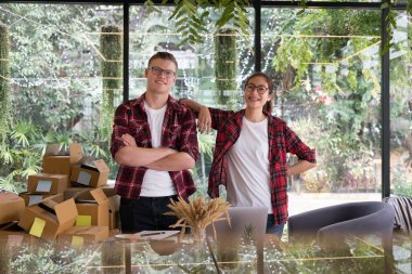 İşyerinde gülümseyen başlangıç küçük işletme sahibi. serbest çalışan adam