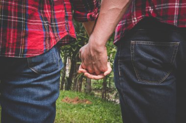 Kaç el ele tutuşarak aşk içinde. erkek ve kız v dating