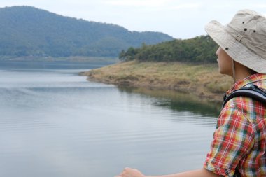 sırt çantası seyahat adam yola dağ ve göl. turist ba