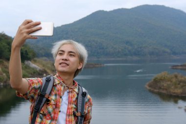 sırt çantası seyahat adam yola dağ ve göl. turist ba