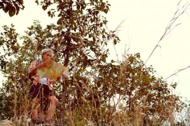 Gezgin uzun yürüyüşe çıkan kimse adam dağda hiking sırt çantası. turist bac