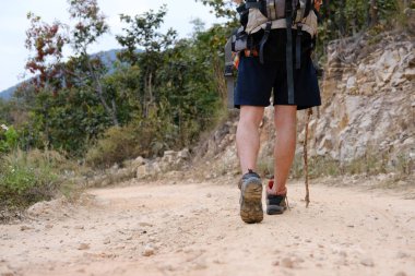 Gezgin uzun yürüyüşe çıkan kimse adam dağda hiking sırt çantası. turu kısmını