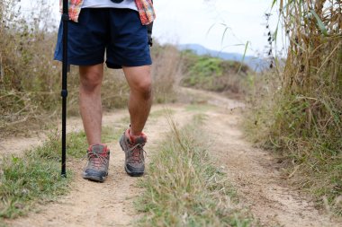 Gezgin uzun yürüyüşe çıkan kimse adam dağda hiking sırt çantası. turu kısmını