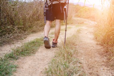 Gezgin uzun yürüyüşe çıkan kimse adam dağda hiking sırt çantası. turu kısmını