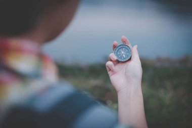 Gezgin uzun yürüyüşe çıkan kimse adam sırt çantası yönünde lake yakınındaki arama ile. 