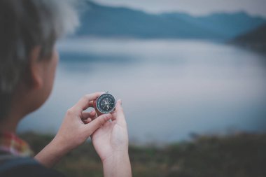 Gezgin uzun yürüyüşe çıkan kimse adam sırt çantası yönünde lake yakınındaki arama ile. 
