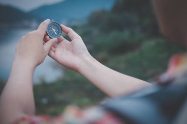 Gezgin uzun yürüyüşe çıkan kimse adam sırt çantası yönünde lake yakınındaki arama ile. 