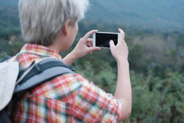 Gezgin uzun yürüyüşe çıkan kimse adam ormanda hiking sırt çantası. Turizm backp