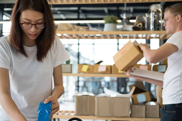 başlangıç küçük işletme sahibi olan bilgisayar işyerinde çalışma.