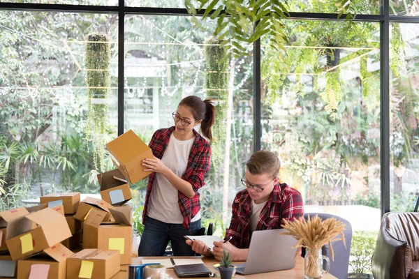 başlangıç küçük işletme sahibi olan bilgisayar işyerinde çalışma.