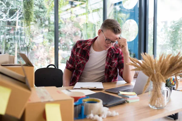 İşyerinde çalışma boşa çıkarmak başlangıç küçük işletme sahibi. St