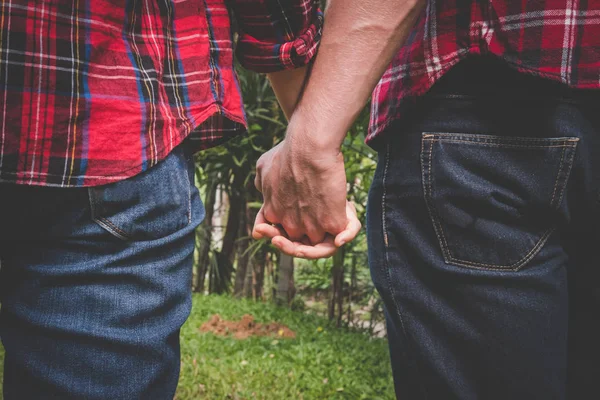 Paar verliefd hand in hand. vriendje & vriendin daten in v — Stockfoto