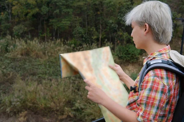 Reiziger man met kaart, rugzak reizen in bos in de zomer. Tour — Stockfoto