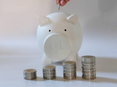 madeni para ile piggy banka ver. para tasarruf, konsantrasyon nakit para