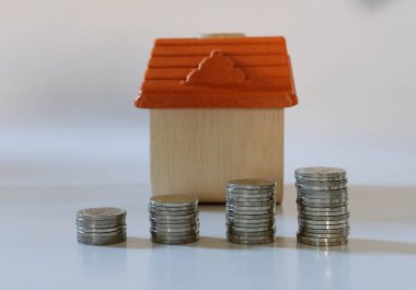 sikke yığını ve ev modeli. emlak satın almak için plan. ipotek l