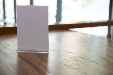 beyaz etiket kafede. Akrilik katlanmış kart için stand coff içinde görüntüleme
