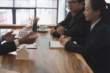 Emlakçı müşteri ile bir toplantı var. Satış ve satınalma 