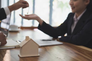 Emlakçı müşteri ile bir toplantı var. Satış ve satınalma 