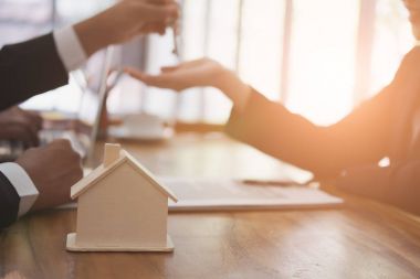 Emlakçı müşteri ile bir toplantı var. Satış ve satınalma 