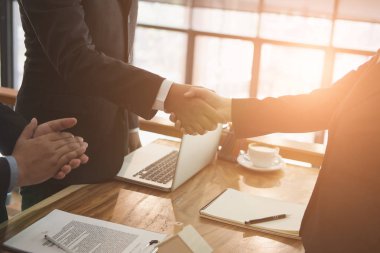 emlakçı ve istemci el sıkışma. Emlakçı sallayarak kablosuz eller