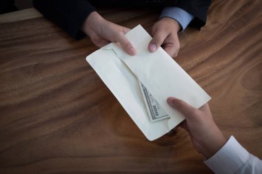 Zarf para banknot ile alma iş adamı. veren el 