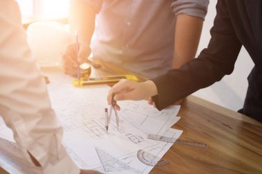 Workpla ortağı ile gayrimenkul proje üzerinde çalışan mimar