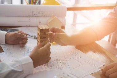 mühendis ve mimar co planı üzerinde ahşap blok oyun oynamak