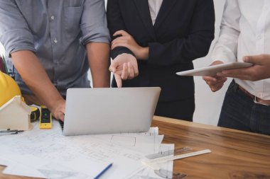 Workpla ortağı ile gayrimenkul proje üzerinde çalışan mimar