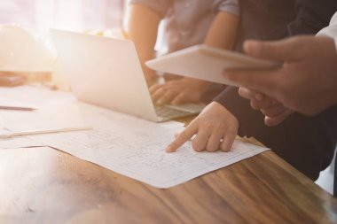 Workpla ortağı ile gayrimenkul proje üzerinde çalışan mimar