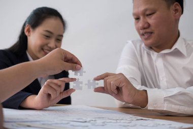 iş adamları birlikte bulmaca parça montaj. Co işçi t