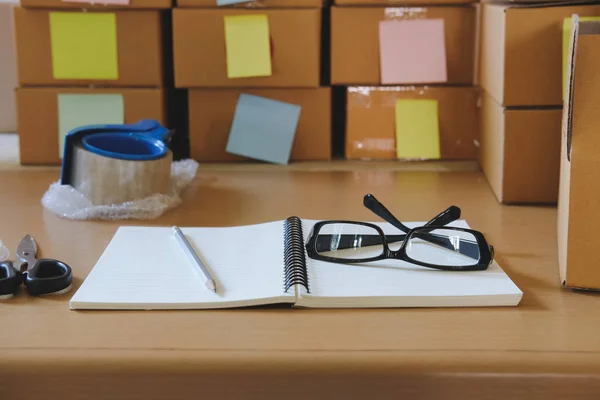 Σημειωματάριο, συσκευασίας αξεσουάρ στον εργασιακό χώρο εκκίνησης μικρό σχεδ — Φωτογραφία Αρχείου
